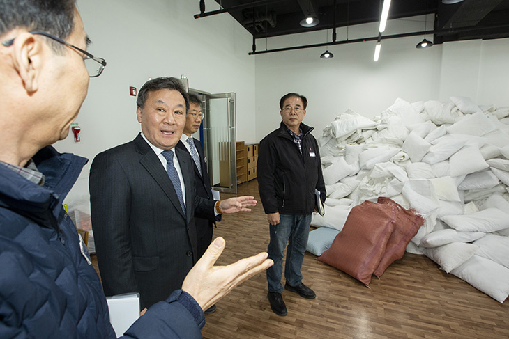 시설에서 나오는 생활용품을 모아둔 창고에서 설명을 들으며 점검하는 황서종 인사혁신처장