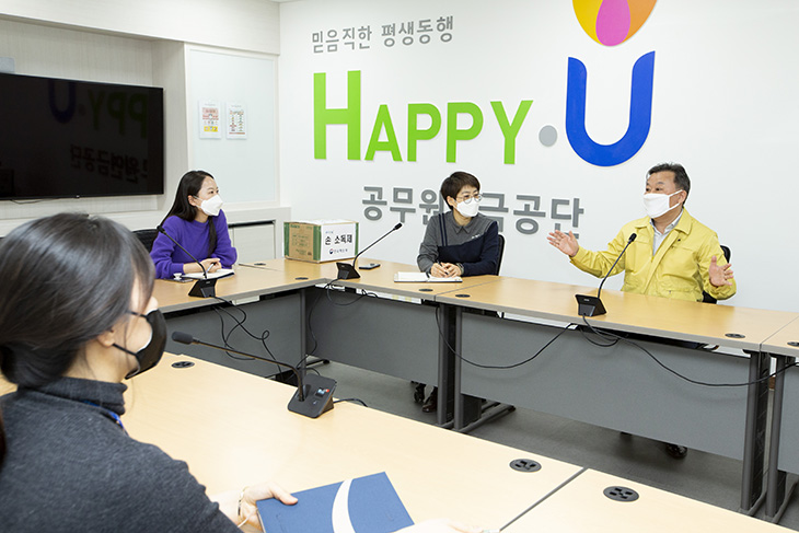 공무원연금콜센터 직원들과 함께 집단감염 예방과 관련한 이야기를 나누는 황서종 인사혁신처장