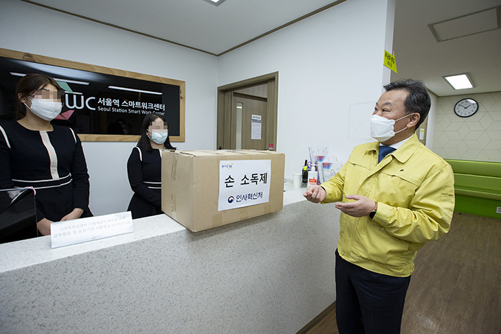 손 소독제를 전달하고 직원들과 이야기 나누는 황서종 인사혁신처장