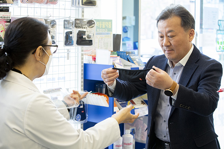 세종청사 인근 약국에서 면마스크를 구입하는 황서종 인사혁신처장
