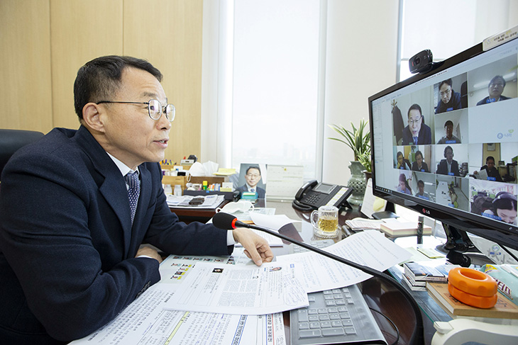 전문가 그룹과 영상회의를 통해 코로나19 이후 근무방식 변화에 대한 의견을 나누고 있는 김우호 인사혁신차장