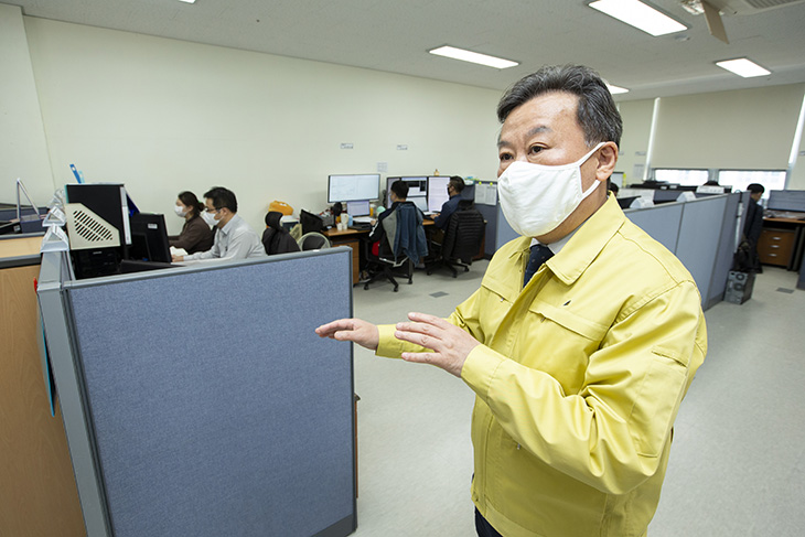 공무원인사관리시스템 유지관리 업체 방문하여 의견을 나누고 있는 황서종 인사혁신처장