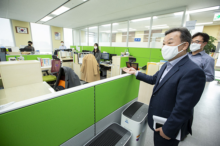 황서종 인사혁신처장 인사혁신처 내 사무공간을 둘러보며 근무환경을 점검하고 있는 모습