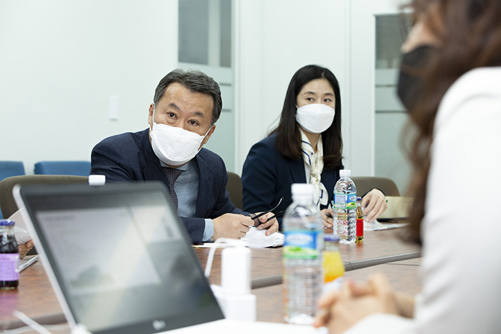 장애인 보조기기 생산 업체 관계자들로 부터 기기 보급 현황과 애로사항을 청취하고 있는 황서종 인사혁신처장