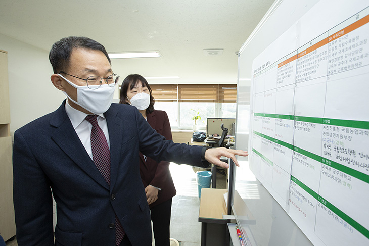 김우호 인사혁신처 차장이 중앙선발시험위원회를 방문해 화상면접 일정을 확인하고 있는 모습