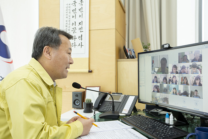영상 간담회를 통해 재택근무 활성화를 위한 의견을 나누고 있는 황서종 인사혁신처장