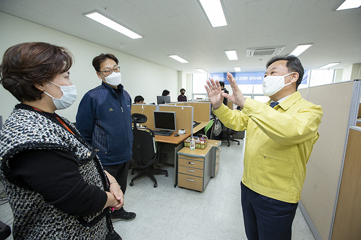 공무원인사관리시스템 유지관리 업체 담당자들과 대화를 나누고 있는 모습