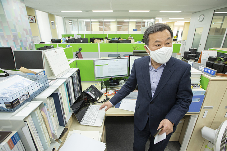 인사혁신처 내 사무공간을 점검하며 의견을 전달하고 있는 황서종 인사혁신처장