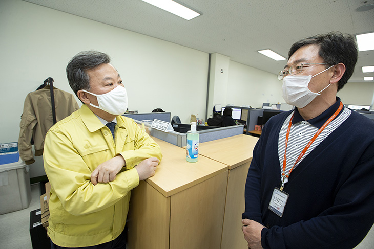 황서종 인사혁신처장이 공무원인사관리시스템 유지관리 업체에 방문하여 관계자에게 애로사항을 청취하고 있는 모습