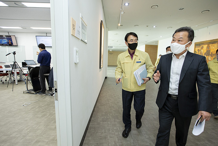 실시간 온라인 강의 환경을 확인하기 위해 이동하고 있는 황서종 인사혁신처장