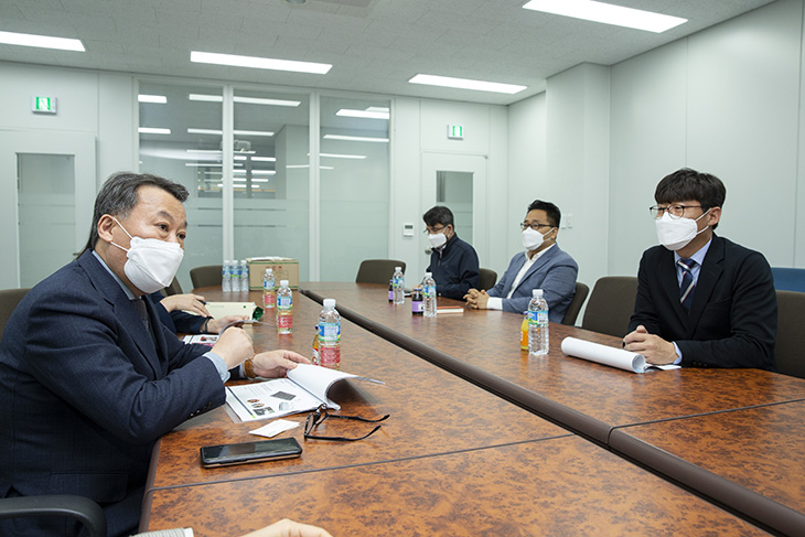 황서종 인사혁신처장이 장애인의 날을 맞아 장애인 보조기기 생산업체에 방문하여 관계자들과 기기 보급 현황과 애로사항에 대해 의견을 나누고 있는 모습