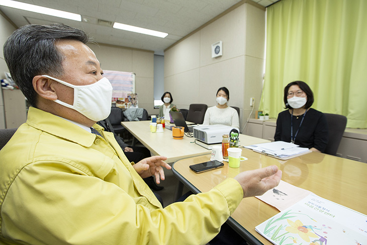코로나19 감염 확산 방지를 위한 유선상담 위주로 운영방식을 변경한 정부서울청사 상담사들과 대화를 나누고 있는 황서종 인사혁신처장