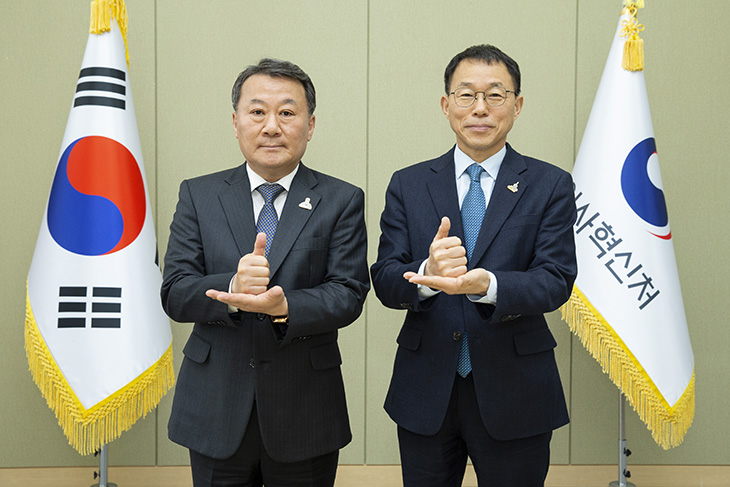 의료인에게 고마움을 전하는 '덕분에 챌린지'에 동참하여 존경과 자부심을 뜻하는 수어 동작을 취하는 황서종 인사혁신처장과 김우호 인사혁신처 차장