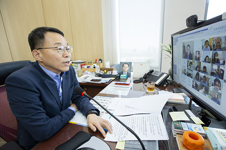 공직 윤리업무 담당자들을 바라보며 전달 사항을 전하는 김우호 인사혁신처 차장