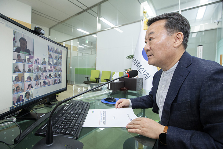 2020 적극행정 추진계획에 대해 처내 직원들과 화상 토론을 주재하고 있는 황서종 인사혁신처장