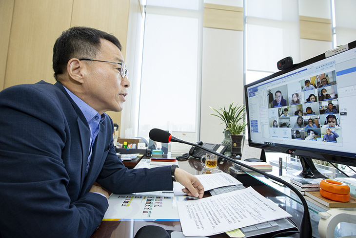 김우호 인사혁신처 차장이 55개 중앙행정기관 공직 윤리업무 담당자를 대상으로 영상회의를 주재하고 있다.
