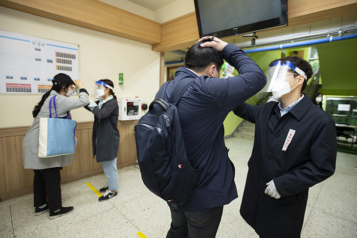 2020년도 5급 공채·외교관후보자 선발 및 지역인재 7급 필기시험장 입구에서 수험생들의  발열여부를 검사하는 직원들