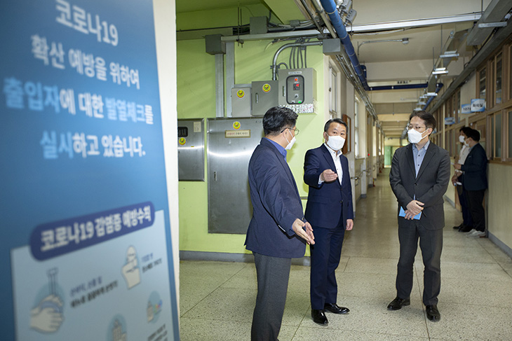 미뤄진 국가공무원 5급 공채 시험을 앞두고 시험장을 방문한 황서종 인사혁신처장