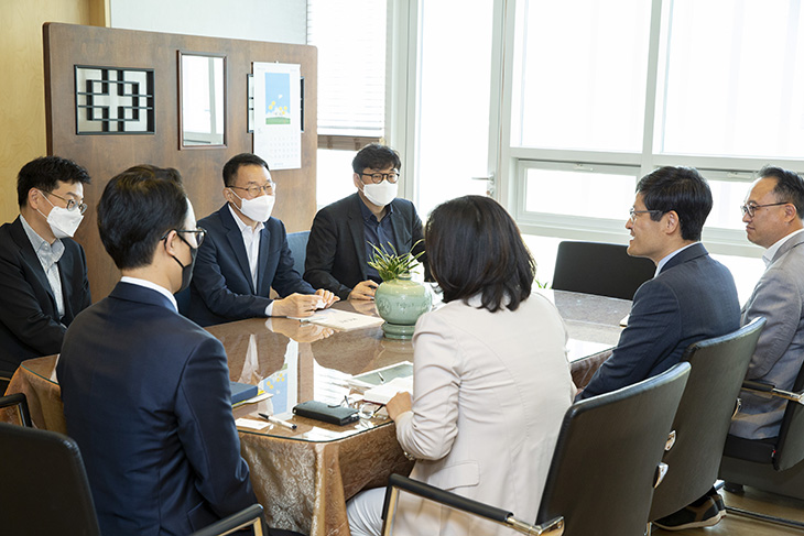 공직윤리 제도에 대한 의견을 나누는 김우호 인사혁신처 차장과 법제연구원 직원들
