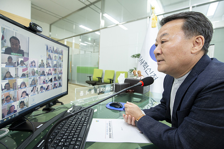 화상 토론 중에 직원을 바라보며 이야기 하고 있는 황서종 인사혁신처장
