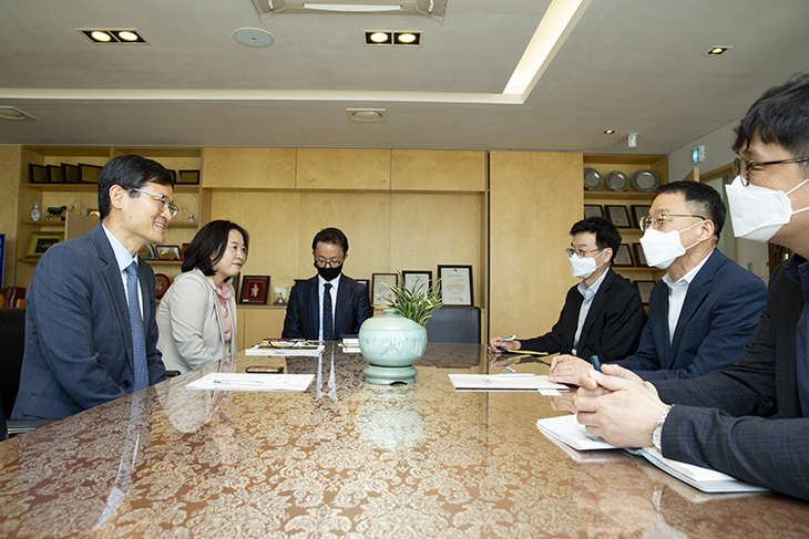 세종시 반곡동에 위치한 한국법제연구원에 방문하여 김계홍 원장과 직원들을 만난 김우호 인사혁신처 차장