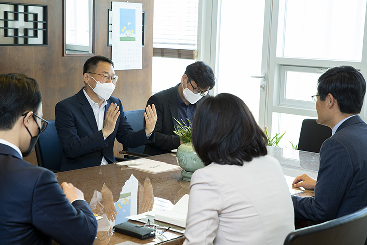 법제연구원과 협업을 강화해 공직윤리 제도의 개선 방안을 모색하기 위해 자문을 구하는 김우호 인사혁신처 차장