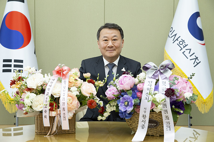 화훼 농가에 도움을 드리는 취지의 꽃 선물 릴레이에 동참하는 황서종 인사혁신처장