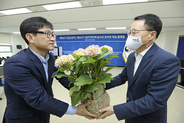 최근 코로나19로 인해 실시간 온라인 강의를 하고 있는 교수들에게 감사의 마음이 담긴 꽃을 선물하는 김우호 인사혁신처 차장