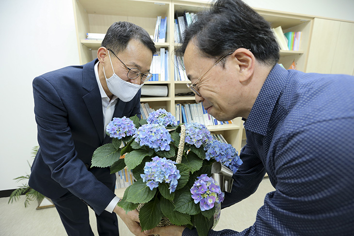 충북 진천군에 위치한 국가공무원인재개발원을 찾아 교수들에게 감사의 마음이 담긴 꽃을 선물하는 김우호 인사혁신처 차장
