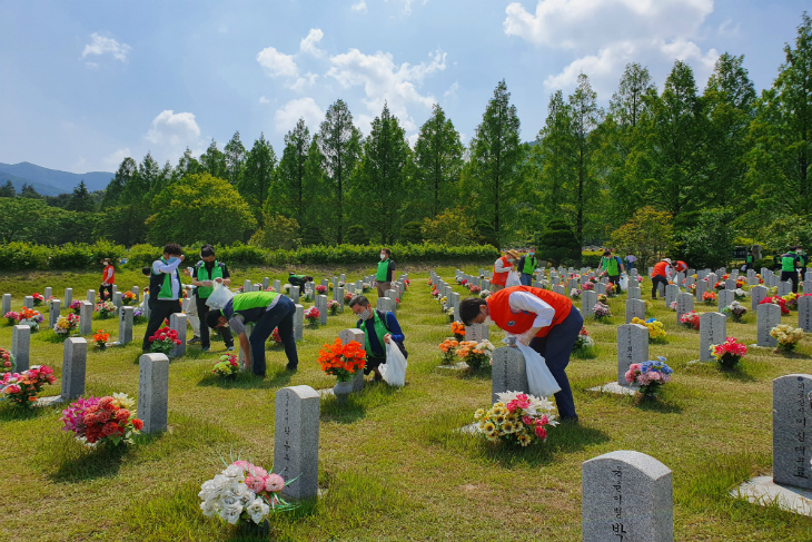 현충원 환경정비 봉사활동을 하는 봉사자들