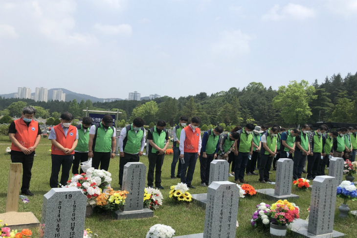 참배를 하는 봉사자들