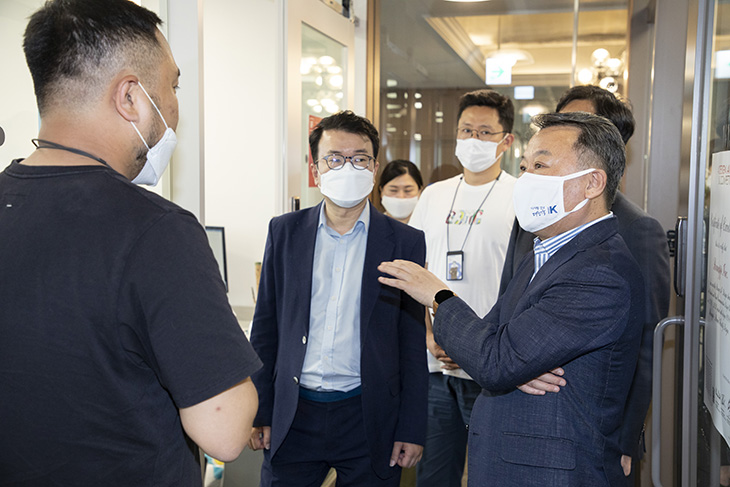 관계자와 근무 환경과 시스템에 대한 이야기를 나누는 황서종 인사혁신처장