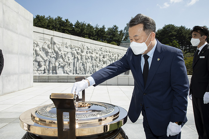 국립대전현충원에서 향로에 분향하고 있는 황서종 인사혁신처장