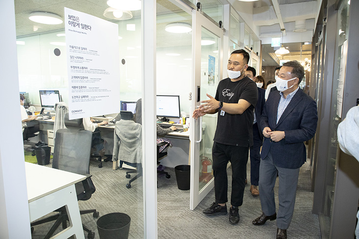 근무 환경과 시스템을 둘러보며 직원에게 설명을 듣고 있는 황서종 인사혁신처장