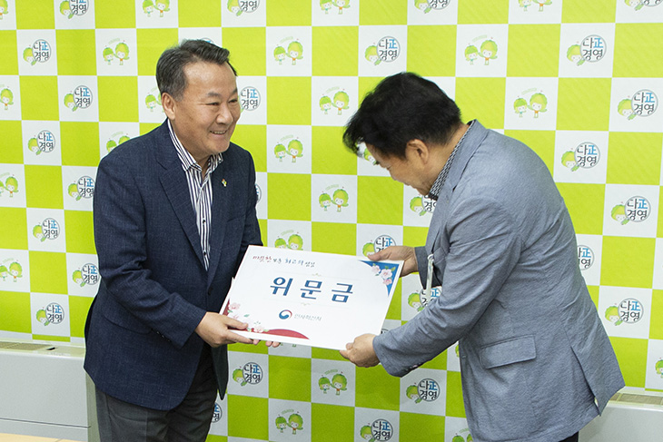위문금을 전달하는 황서종 인사혁신처장