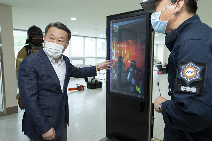 스크린을 보며 중앙소방학교 소방 교육훈련 과정을 참관하는 황서종 인사혁신처장