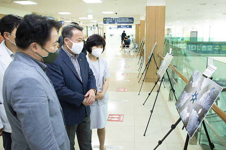 대구보훈병원 내부를 둘러보며 의료진의 사진을 들여다보는 황서종 인사혁신처장