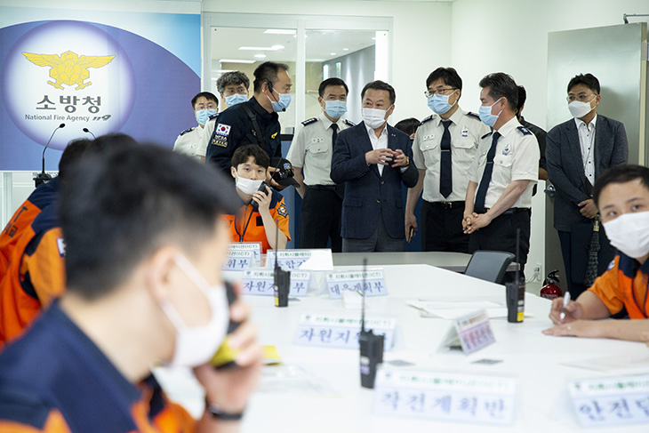 충남 공주시 중앙소방학교를 방문한 황서종 인사혁신처장이 관계자들과 이야기 나누는 모습