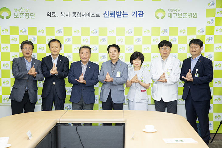 의료진에게 고마움을 전하는 덕분에 챌린지에 동참하는 황서종 인사혁신처장과 관계자들