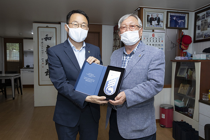 국가유공자 명패를 전달하는 김우호 인사혁신처 차장