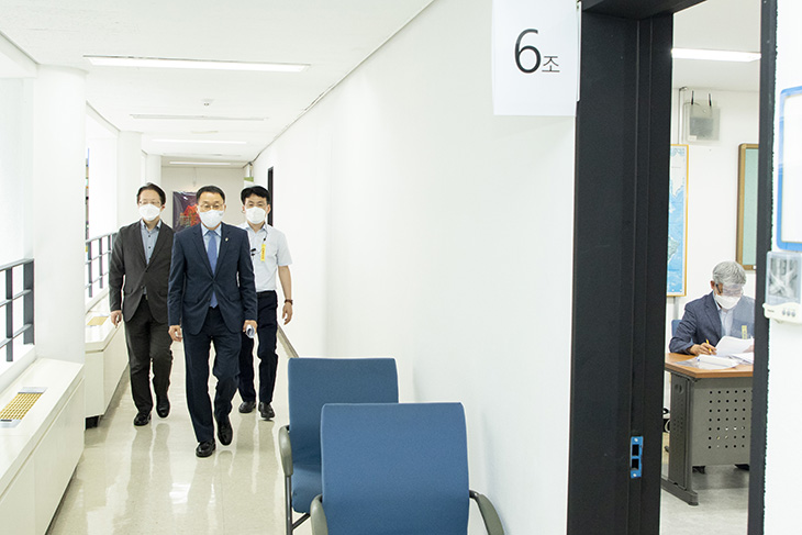 2020년 중증장애인 경력채용 면접시험장을 찾은 김우호 인사혁신처 차장