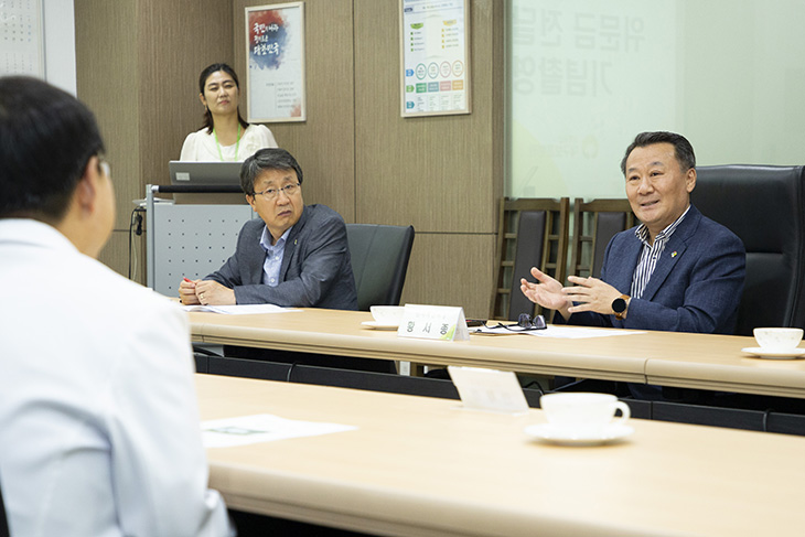 대구 달서구 대구보훈병원을 찾아 의료진들과 대화를 나누는 황서종 인사혁신처장