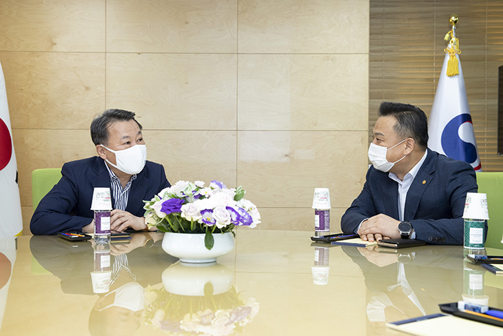 공무원 근무조건에 대한 이야기를 나누는 황서종 인사혁신처장과 이동호 우정노조위원장