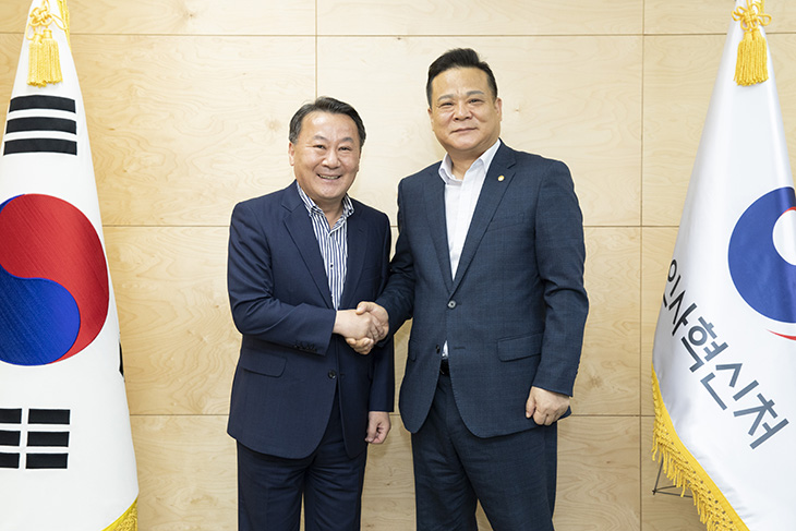 웃으며 악수하는 황서종 인사혁신처장과 이동호 우정노조위원장 