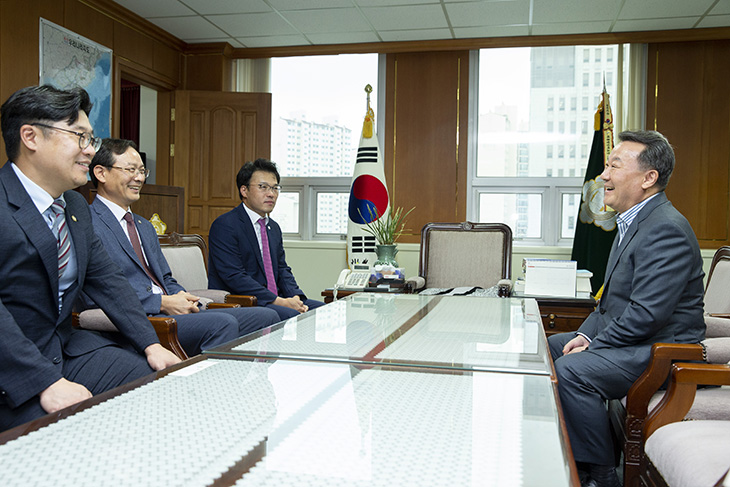 지역 법률전문가 국가인재데이터베이스 확충을 위한 업무협약을 위해 부산법조타운을 찾은 황서종 인사혁신처장이 관계자들과 대화 나누는 모습
