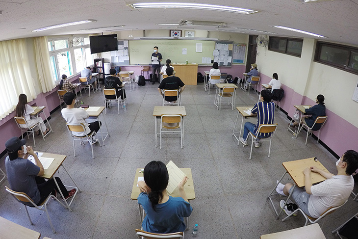 시험장에서 시험지를 풀고 있는 모습
