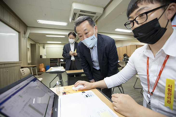 서울의 한 시험장을 찾은 황서종 인사혁신처장이 응시율 집계 상황을 살펴보고 있다.