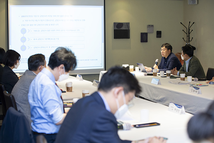 공공부문 균형인사정책 확산 방안에 대한 발표와 토론을 하는 전문가들