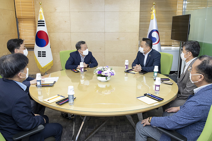 정부서울청사에서 공무원 근무조건 전반에 대한 대화를 위해 모인 황서종 인사혁신처장과 이동호 우정노조위원장과 관계자들