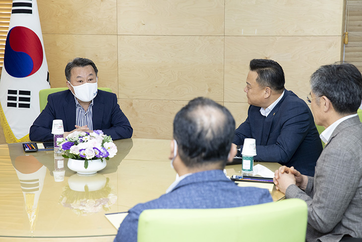 황서종 인사혁신처장의 이야기를 경청하는 우정노조 관계자들